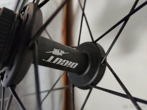 KARBONOVÁ ZAPLETENÁ KOLA DT SWISS 62mm. PC=60.990,- - 11