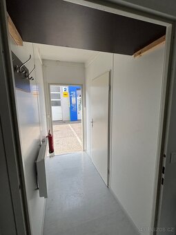 Obytný kontejner s kuchyní / WC a sprchou a mřížemi - 11