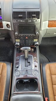 VW Touareg 3,0 TDi 165kW 24v V6 4x4 Individuál - 11
