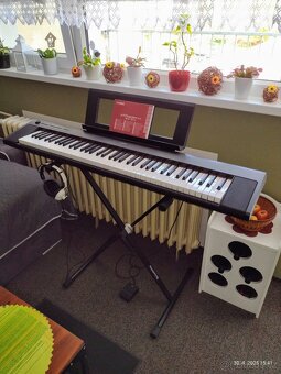 Yamaha NP-32 Midi keyboard 76 kláves ,stojan, padál sluchátk - 11