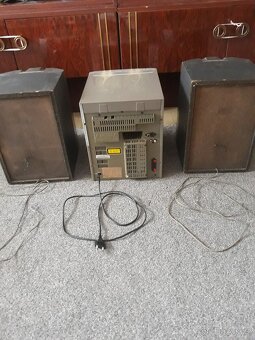 HIFI  VĚŽ  S  REPRODUKTORY  ZN.  SONY  220 V. - 11