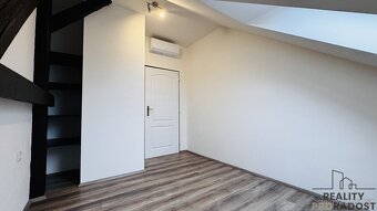 Pronájem prostorného podkrovního bytu 3+1 v Hodoníně – ulice - 11