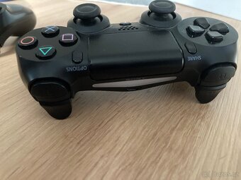 ZAMLUVENONabízím k prodeji své 2 ovladače DualShock pro PS 4 - 11