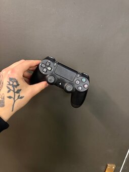 PS4 konzole s dvouma ovladači - 11