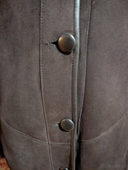 Elegantní kožich s odepínací kapucí - 11