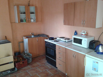 Rodinný dům s prodejnou potravin v centru obce - 11