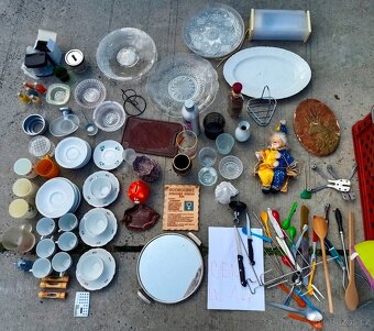 starý polštář nádobí lustr světlo židle hrneček talíř příbor - 11