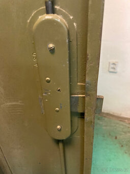 Trezor skříňový dvoudveřový s policemi za 4.000 kč - 11