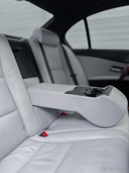 BMW E60 M5 V10 INDIVIDUAL - 11