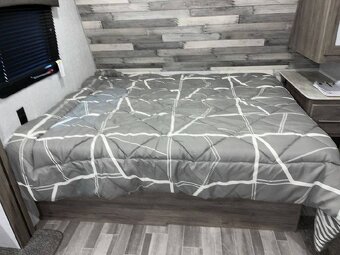 Americký obytný přívěs Zinger 18DS Výsuv DPH - 11