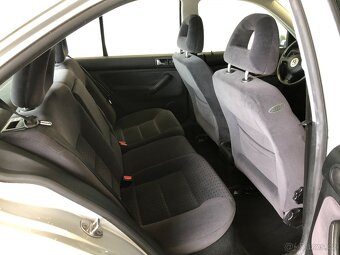 VOLKSWAGEN BORA 1.6i - 11