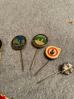 Sbírka připínátek, figurek a odznaků - 11