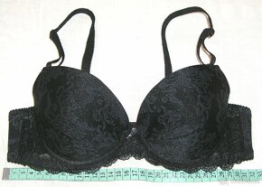 2 x motýlek,4 x lambáda,1 x podprsenka kus 50,- Kč - 11