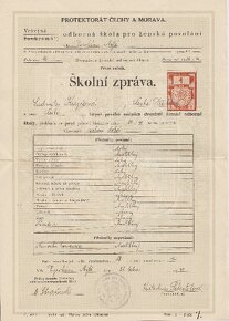 Šicí stroj, kniha Doma a školní zpráva. - 11