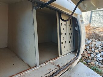 Karavan s vestavbou pro dva psy - 11