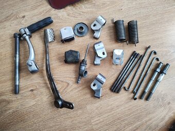 Prodám náhradní díly na motocykl JAWA 550 pařez a jawa 555 - 11