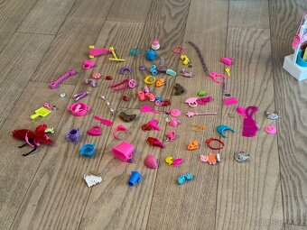 Barbie - karavan, lékárna, šatník + doplňky. - 11