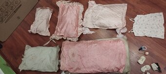 Stará panenka, medvěd (bručí), kočárek pro panenky + oblečky - 11