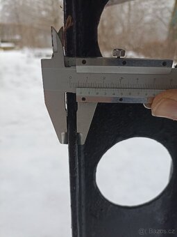 13 ks masivní kovové sloupky - 11