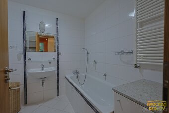 Moderní byt 2+kk se soukromou zahradou, garáží a výhledem do - 11