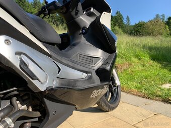 Aprilia SR MAX 300 - 11