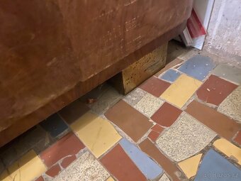 Dřevěná bytelná prostorná skříň - 11