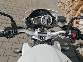 TRIUMPH STREET TRIPLE 675 R - 11