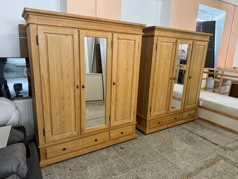 2x krásné dřevěné šatní skříňě z masivu se zrcadl. - 11