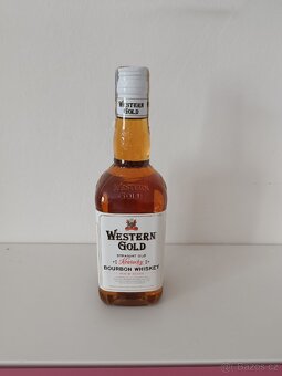Whisky a další láhve s alkoholem - 11