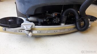 Podlahový mycí stroj Nilfisk BR 652 se sedící obsluhou - 11