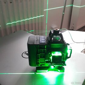 Nový samonivelační laser 4D 16 linek, 2 baterie, Do - 11