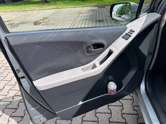Prodám Toyota Yaris 1.3i 64kw automat - 11