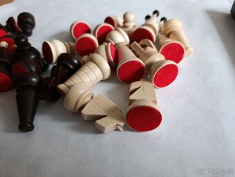 Malé dřevěné šachy s hrací plochou 31 x 31 x 2 cm. NOVÉ - 11