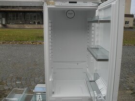 VESTAVNÁ KOMBINOVANÁ LEDNIČKA MIELE-283L,STÁŘÍ ROK,NOFROST - 11