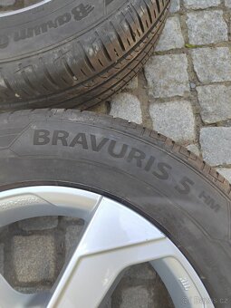 Prodám orig alu 16 Dacia Duster 5x114,3 ET 40 letní pneu - 11