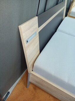 Prodám hezké letiště 180 x 200 cm s nočními  stolky - 11