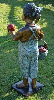Bronzová socha-Dívka s jablky-kolorovaná-UNIKÁT - 11