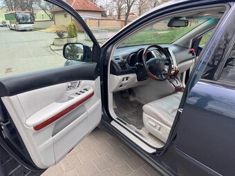 Lexus RX400h | 3.3 V6 | AWD | Hybrid | 155 KW - 11