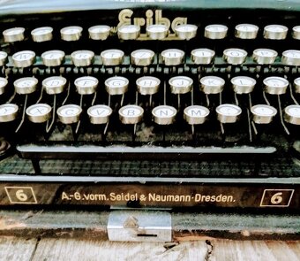 STAROŽITNÝ KUFŘÍKOVÝ PSACÍ STROJ ERIKA 6 A.-G. Vorm. Seidel - 11