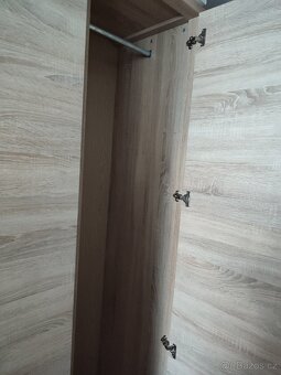 Šatní skříň - troje dveře - 11