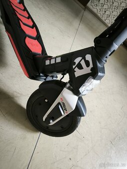 Elektrická koloběžka APRILIA eSR1 - 11
