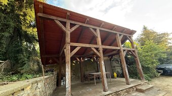 Dřevěná pergola se střechou z tašek - 11