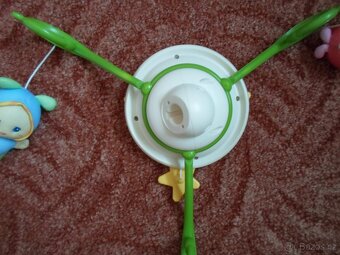 Playskool Kolotoč nad postýlku broučci, hraje a svítí - 11