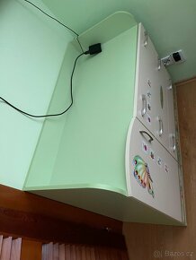 Postel ve tvaru autička a komoda - 11
