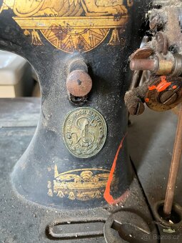 Starožitný šicí stroj - 11