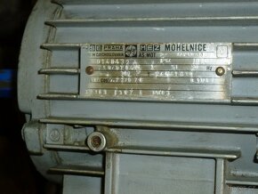 Malá litinová stojanová vrtačka tovární výroby - 11