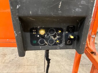 Nůžková terénní plošina JLG 3394 RT - 11