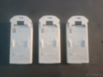 DJI NEO dron se 3 bateriemi a nabíjecí hub - 11