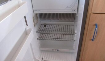 Prodám karavan Hobby 400 sf,r.v.1998 + mover + předstan. - 11