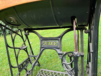 Robustní litinový šicí stroj Gritzner „V“ z roku 1920 - 11